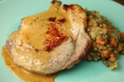 Свинина в сметанном соусе, запеченная в духовочном шкафу