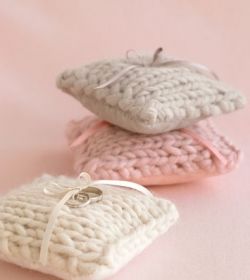 Оригинальный свадебный аксессуар: подушечка для колец своими руками