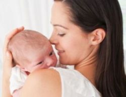 Почему выпадают волосы после родов? Что делать, чтобы сохранить волосы густыми?