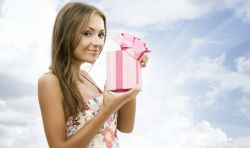 Что подарить девушке на день рождения: идеи для разных возрастов