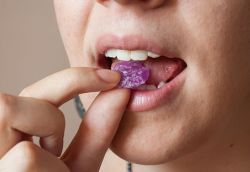 Как перестать грызть ногти? Избавляемся от вредной привычки