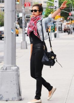 Что носить с джинсовой курткой: следуем за модными тенденциями