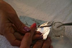 Срочная помощь: как снять гель-лак в домашних условиях