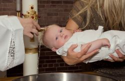 Кто может быть крестными родителями, как их выбрать для своего малыша?