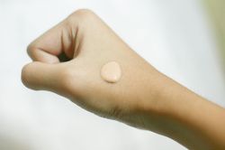 Тональный крем для проблемной кожи: как подобрать его?