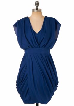 Синее платье: стильная деталь в женском гардеробе