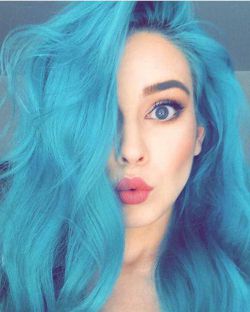 Девушка с голубыми волосами: особенности, описание и интересные факты