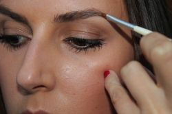 Коррекция бровей дома и в салоне 