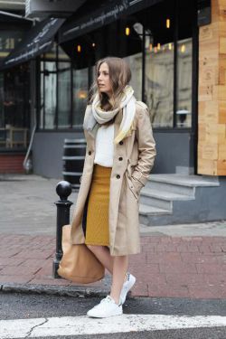 Как сочетать кроссовки с пальто: советы стилистов