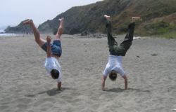 Стойка на руках – первый шаг к стартовой эквилибристике