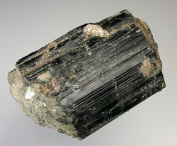 Роговая обманка: происхождение, свойства и применение минерала