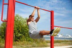 Эффективные упражнения на пресс на турнике для мужчин и женщин