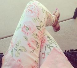 Модные брюки с цветами - с чем носить, рекомендации стилистов и лучшие сочетания