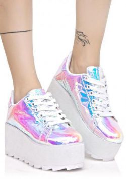 Женские и мужские кроссовки на высокой подошве: виды, особенности, сочетание с одеждой