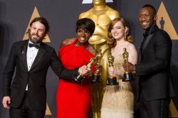 Оригинальные красные платья на красной дорожке