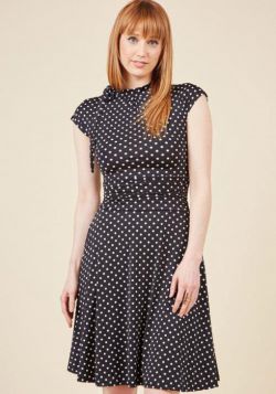 Модные фасоны платьев в горошек в стиле ретро