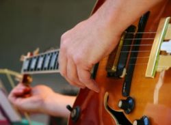 Как настроить гитару новичку: практические советы