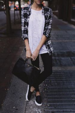 Черные слипоны с белой и черной подошвой: с чем носить