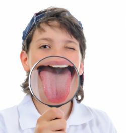 Белый налет на языке у ребенка и причины его появления 