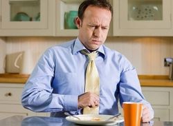 Почему возникает тяжесть в желудке после еды и как от нее избавиться?