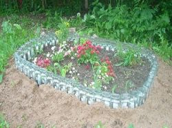 Клумбы из пластиковых бутылок – простое и одновременно элегантное оформление приусадебного участка