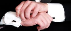 Как одевать запонки на рубашку?
