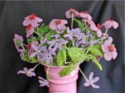 Как делают фиалки из бисера 