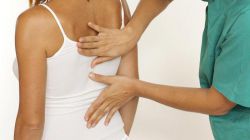 Боли справа сзади под лопаткой: причины