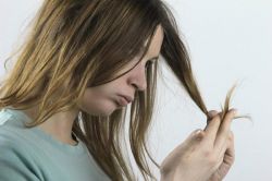 Если быстро жирнеют волосы, что делать в домашних условиях?