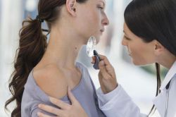 Что делать, если содрал родинку: первая помощь и возможные последствия