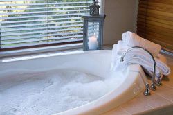 Когда можно принимать ванну после родов? Мнения специалистов