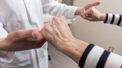 Что такое тремор? Причины, симптомы и лечение