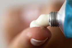 Чем мазать лишай у взрослых и детей?