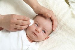 Гноится глазик у новорожденного? Это может быть признаком дакриоцистита