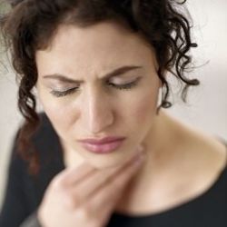 Отчего болит горло, больно глотать и раздражена гортань?