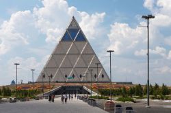 Дворец мира и согласия в Астане, Казахстан