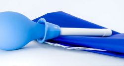 Как делать клизму правильно?