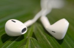 Чем наушники Apple отличаются от аксессуаров других фирм