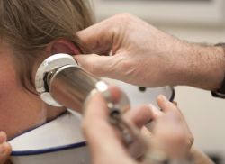 Основные причины звона в ухе