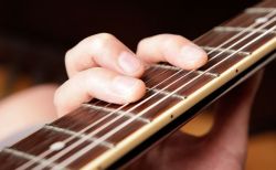 Как настраивают гитару акустическую и шестиструнную. Как настроить струны на слух?