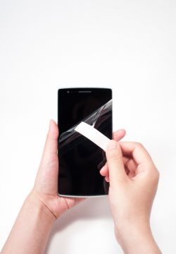 Как наклеить пленку на телефон? Универсальная пленка на телефон - инструкция, фото
