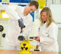 Альфа-излучение: проникающая способность. Защита от альфа-излучения