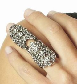 Безымянный палец руки. Значение безымянного пальца. Кольцо на безымянном пальце