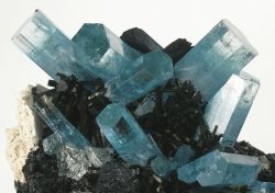 Драгоценные камни: берилл. Магические свойства берилла. Украшения с камнем