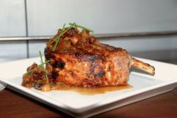 Свинина на косточке в духовке - достойное украшение любого стола