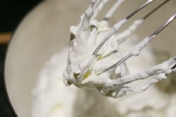 Взбитые сливки – рецепт приготовления для разных случаев
