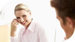 Учитесь дарить комплименты девушкам!