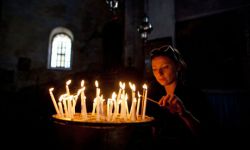 Как самостоятельно освятить квартиру свечами и святой водой?