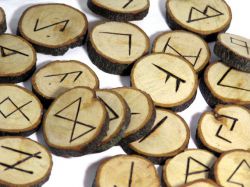 Гадание на будущее на рунах — измени свою судьбу!