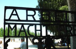 Надпись на воротах Освенцима, ее смысл, исчезновение и обретение